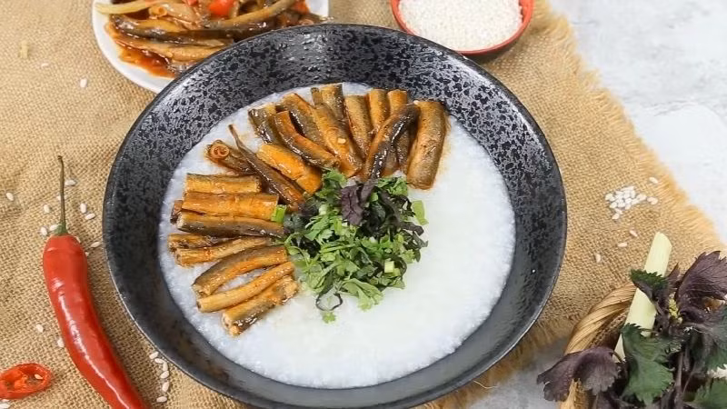 Đặc biệt, cá chạch được coi là "vô địch về canxi" khi chứa hàm lượng canxi rất cao gấp 6 lần cá chép và nhiều gấp 10 lần mực/bạch tuộc. Ăn cá chạch thường xuyên có thể ngăn ngừa bệnh còi xương ở trẻ em, bệnh loãng xương ở người cao tuổi sinh ra gãy xương, chất lượng xương giảm.