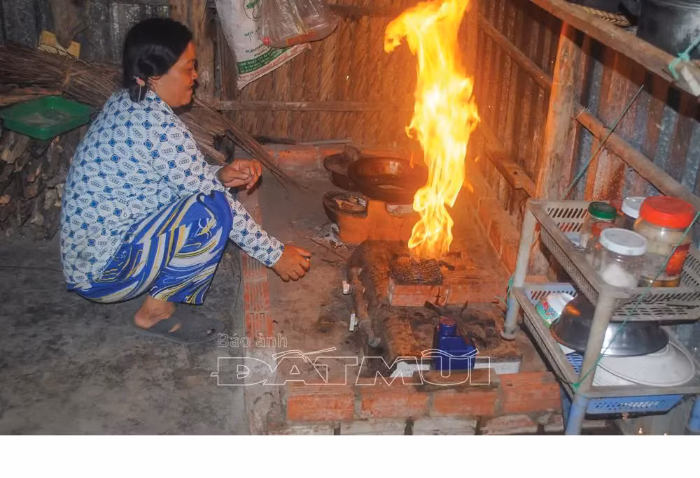 Bếp lửa mở lớn từ nguồn khí đốt được dẫn từ giếng nước lên để đun nấu trong gia đình.