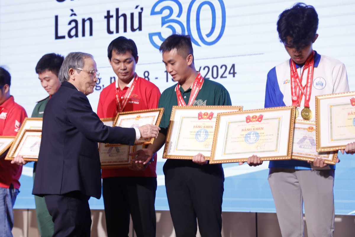 Be mac Olympic Toan hoc SV-HS nam 2024: 2 thu khoa doat giai Nhat “kep”