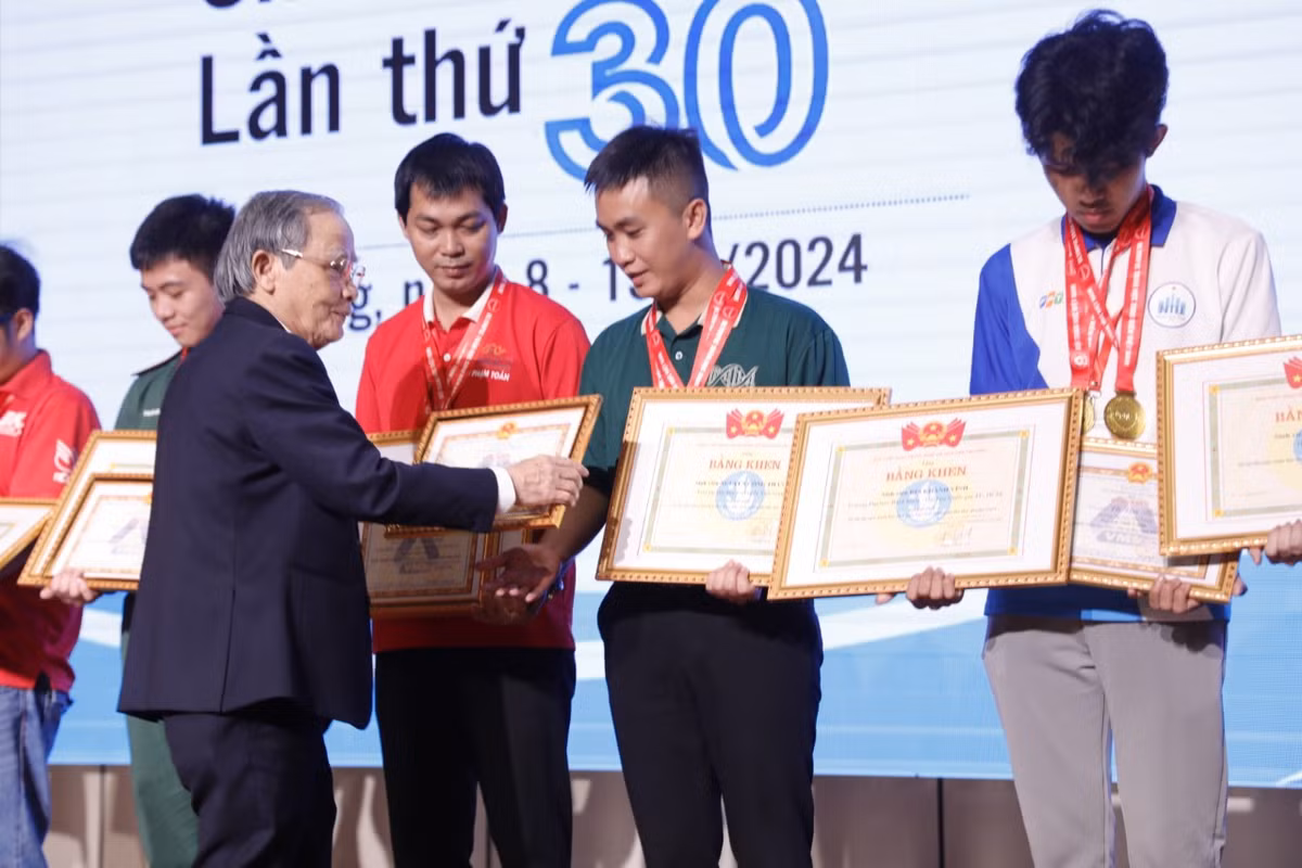 Be mac Olympic Toan hoc SV-HS nam 2024: 2 thu khoa doat giai Nhat “kep”