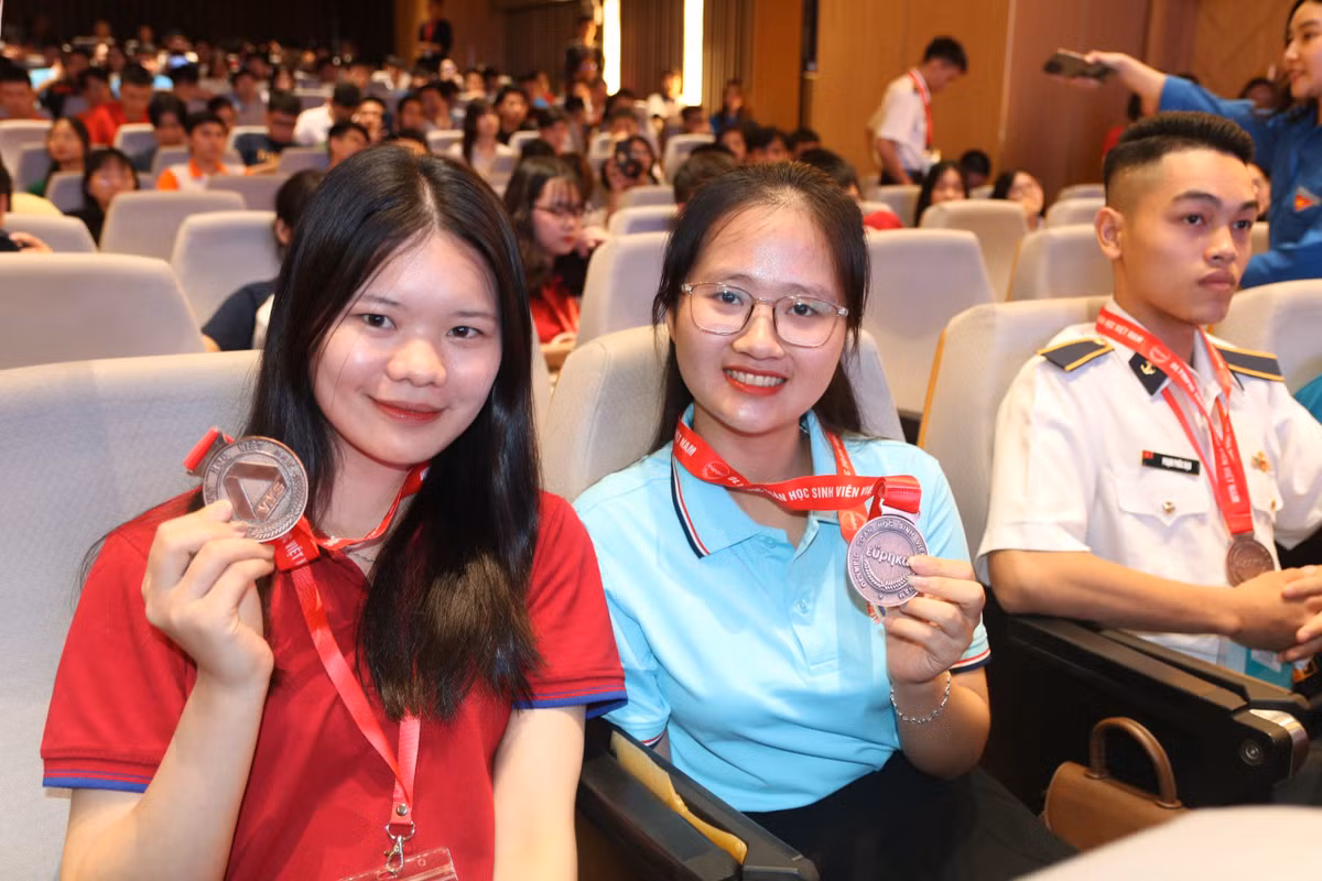 Be mac Olympic Toan hoc SV-HS nam 2024: 2 thu khoa doat giai Nhat “kep”-Hinh-2