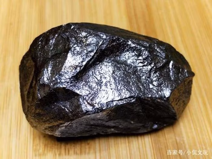 Ngoài ra, Californium cũng được sử dụng trong các lò phản ứng hạt nhân để giúp kiểm soát tốc độ phân hạch hạt nhân và sản xuất các nguyên tố tổng hợp khác.