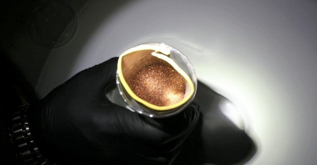 Chính vì lý do này, mỗi năm chỉ nửa gam Californium được sản xuất. Các nhà khoa học ước tính, tổng lượng Californium trên thế giới không vượt quá 5kg. Trong khi đó, khối lượng vàng hiện có của thế giới lên đến hơn hàng trăm nghìn tấn.