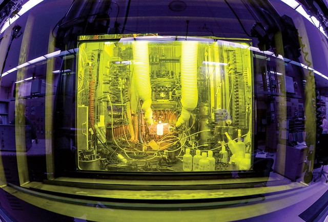 Californium được sản xuất bằng cách dùng hạt alpha bắn phá nguyên tố Cm. Đây cũng là một nguyên tố phóng xạ nhân tạo siêu đắt đỏ. Ngoài Mỹ và Nga, các quốc gia khác không có khả năng tự sản xuất được vật chất này do việc phản ứng tổng hợp Californium được tiến hành trong các máy gia tốc đặc biệt đắt tiền