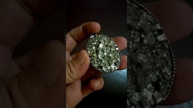 Đặc biệt, californium được dùng để chữa bệnh ung thư. Hiệu quả điều trị của californium vượt trội hơn rất nhiều so với phương pháp xạ trị thông thường. Hiện đây đang là phương pháp điều trị tiên tiến và hiệu quả nhất trong xạ trị.