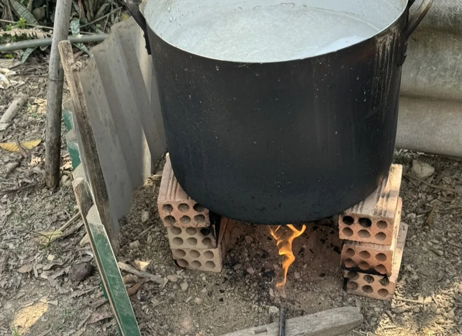 Loại khí này có có mùi giống khí gas, khi châm lửa đốt thì cháy có lửa màu vàng xanh. Ảnh: Dân Việt.