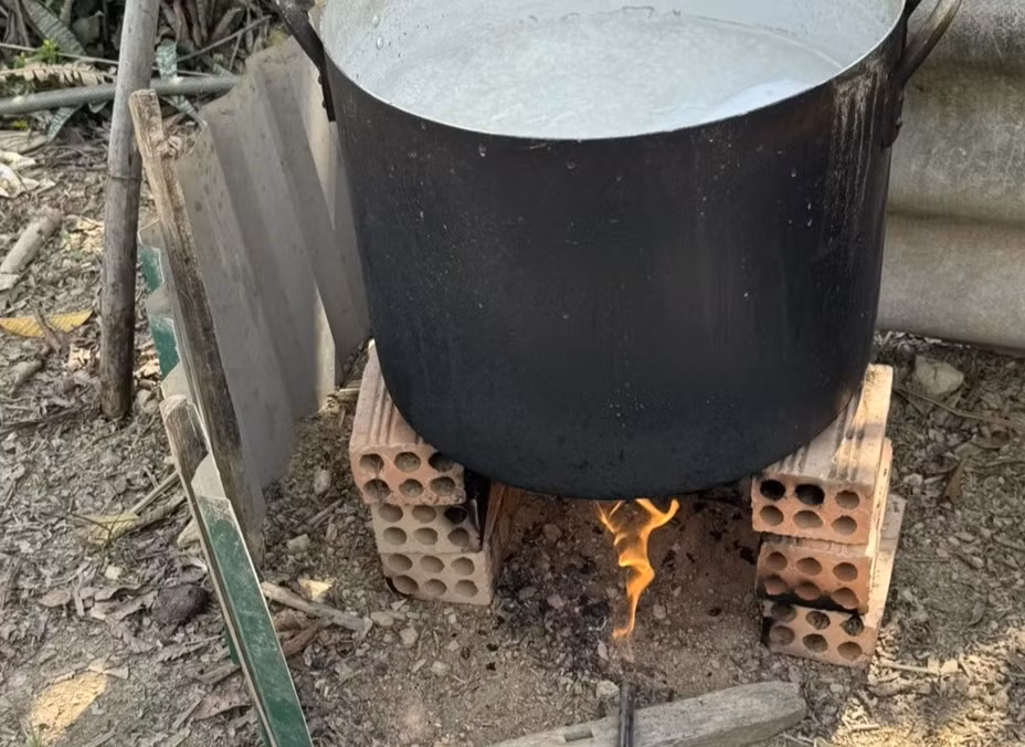 Loại khí này có có mùi giống khí gas, khi châm lửa đốt thì cháy có lửa màu vàng xanh. Ảnh: Dân Việt.