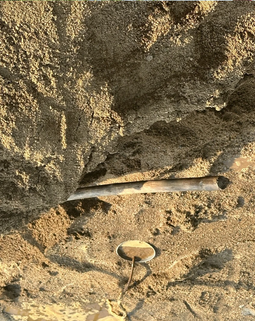 UBND xã An Nhơn đã xử lý tạm thời bằng cách dùng đất, cát vàng lấp giếng. Ảnh: PLO.