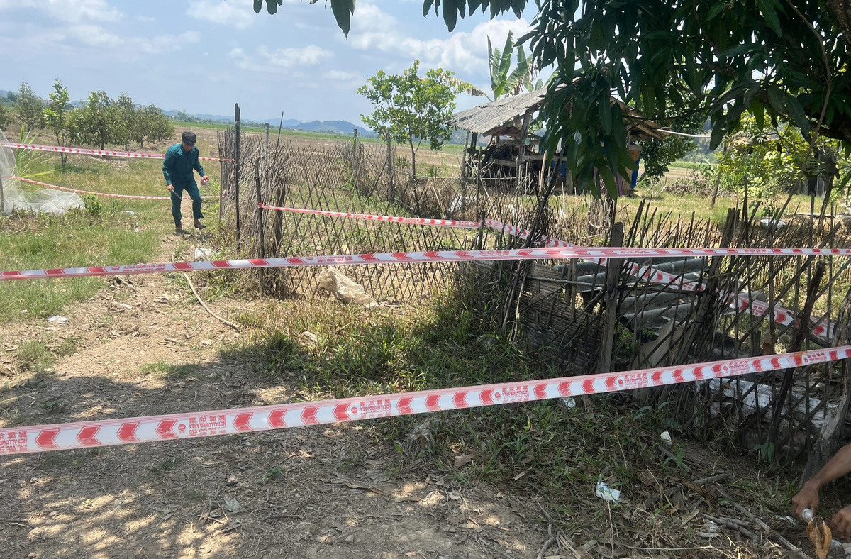 Được biết, trong quá trình gia đình khoan giếng đến độ sâu khoảng 15 đến 20 mét thì xuất hiện loại khí giống như khí gas bốc ra từ giếng khoan. Ảnh: Dân Việt.