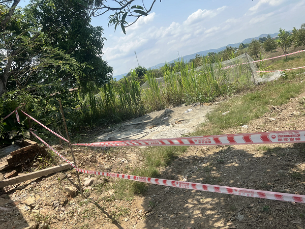 Mới đây, gia đình bà Phùng Thị Nghìn (thôn 5, xã An Nhơn, huyện Đạ Tẻh, tỉnh Lâm Đồng) đang khoan giếng thì bất ngờ phát hiện có loại khí giống như khí gas bốc lên từ giếng khoan. Ảnh: Dân Việt.