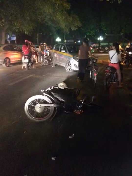 Ô tô điên gây tai nạn liên hoàn náo loạn HN giữa đêm - Hình 2 O to dien gay tai nan lien hoan nao loan HN giua dem-Hinh-2