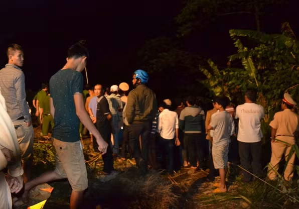 Kinh hoang giay phut xe khach cho hon 40 nguoi lao xuong vuc