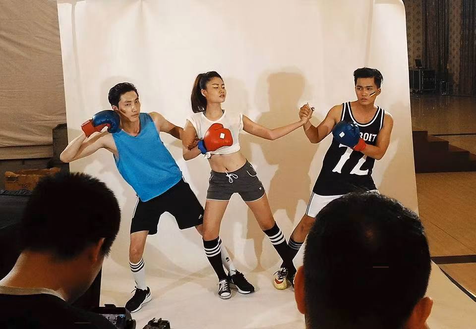 Tiến Khôi tạo dáng chụp ảnh cùng các thí sinh.