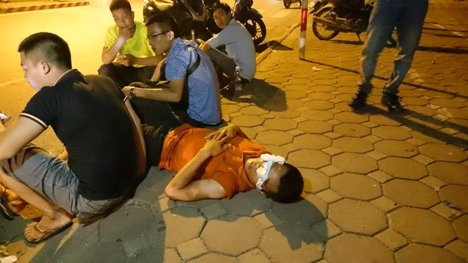 Phong vien bi cong an phuong Van Quan hanh hung tap the?