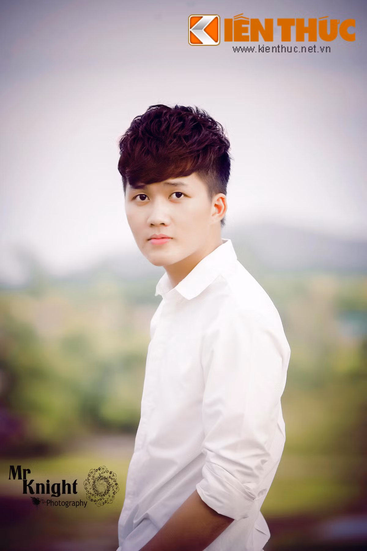 Tiến Khôi thường xuyên xuất hiện trên các trang mạng dành cho giới trẻ. Trang Facebook cũng như Fanpage cá nhân của anh chàng có lượt fan hùng hậu.