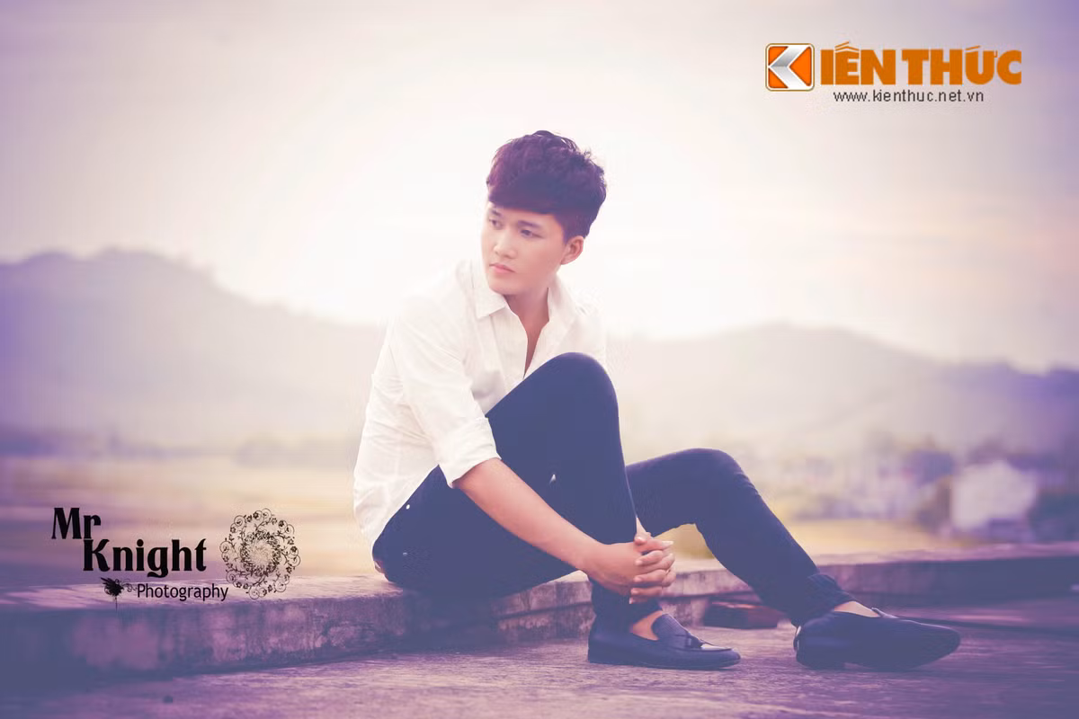 Sở hữu chiều cao lý tưởng (1m83) và vóc dáng chuẩn (68kg), cùng gương mặt lãng tử, hot boy nổi tiếng xứ Nghệ Tiến Khôi lọt vào mắt nhiều shop thời trang, event với vai trò người mẫu ảnh.