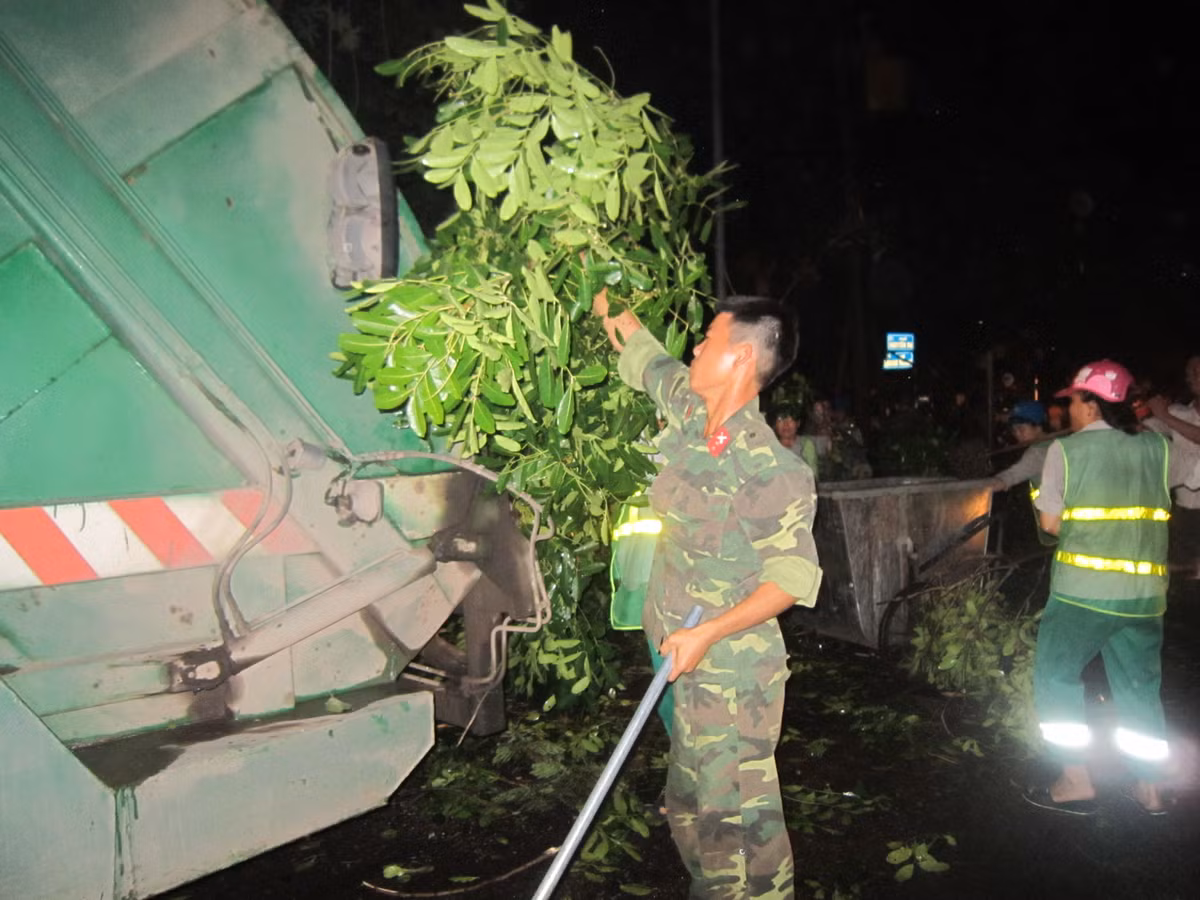 Hàng chục chuyến xe của Vệ sinh môi trường đã được huy động đến chở cành, rác và những dư âm của cơn mưa, lốc để lại