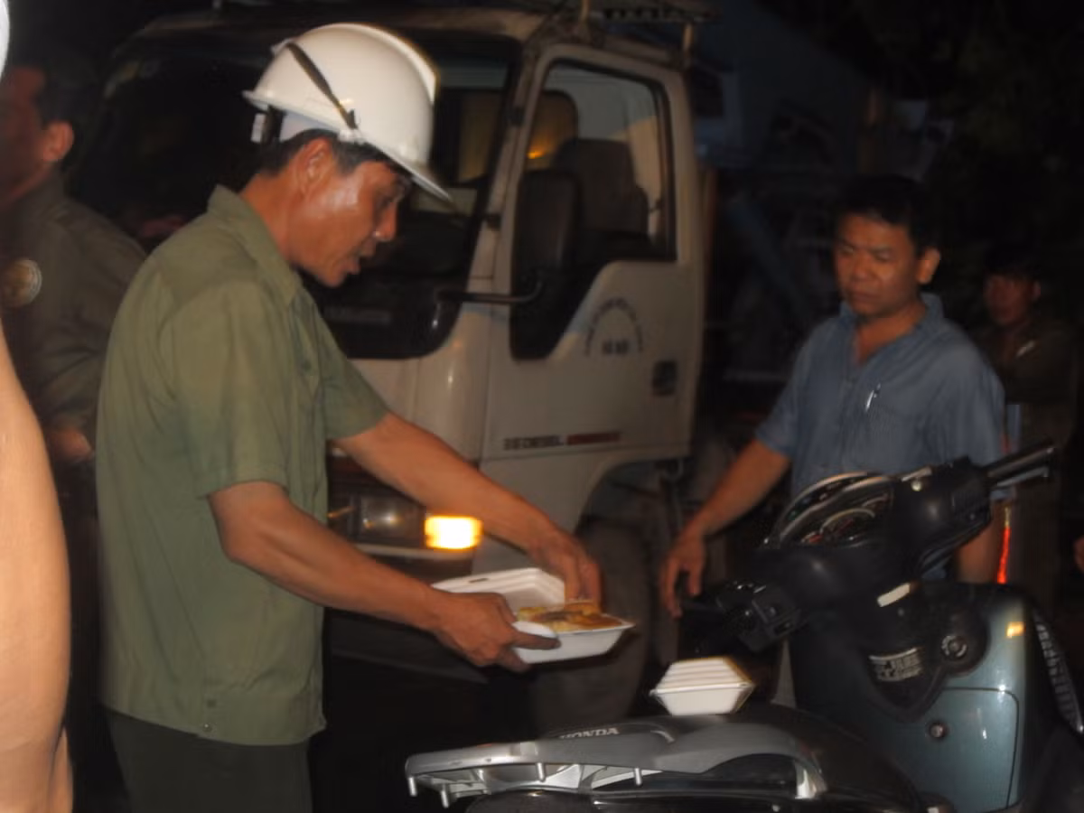 Tranh thủ ăn gói xôi lót dạ.