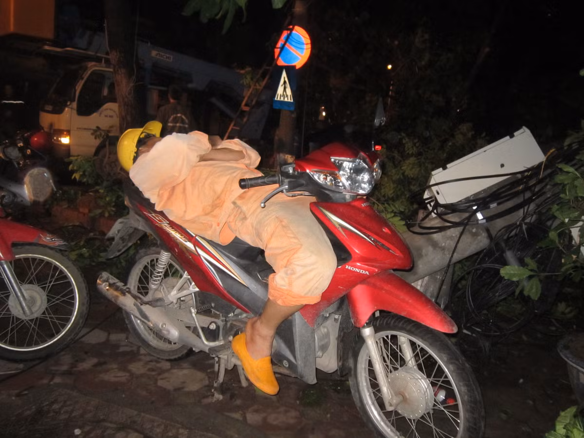 Một công nhân Điện lực tranh thủ nghỉ lấy lại sức.