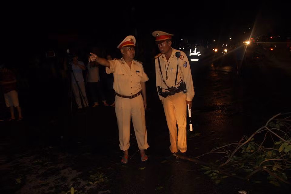 Ngay sau khi cơn mưa giông kèm lốc xoáy diễn ra Đại tá Đào Vịnh Thắng, trưởng phòng CSGT Hà Nội đích thân xuống đường để chỉ đạo lực lượng phân luồng giao thông.