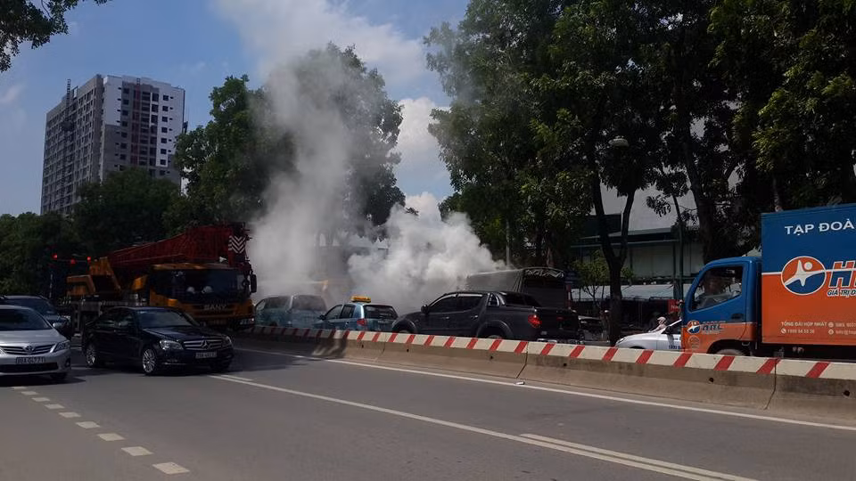 Ha Noi: Xe tai bong dung boc chay ngun ngut tren duong-Hinh-2