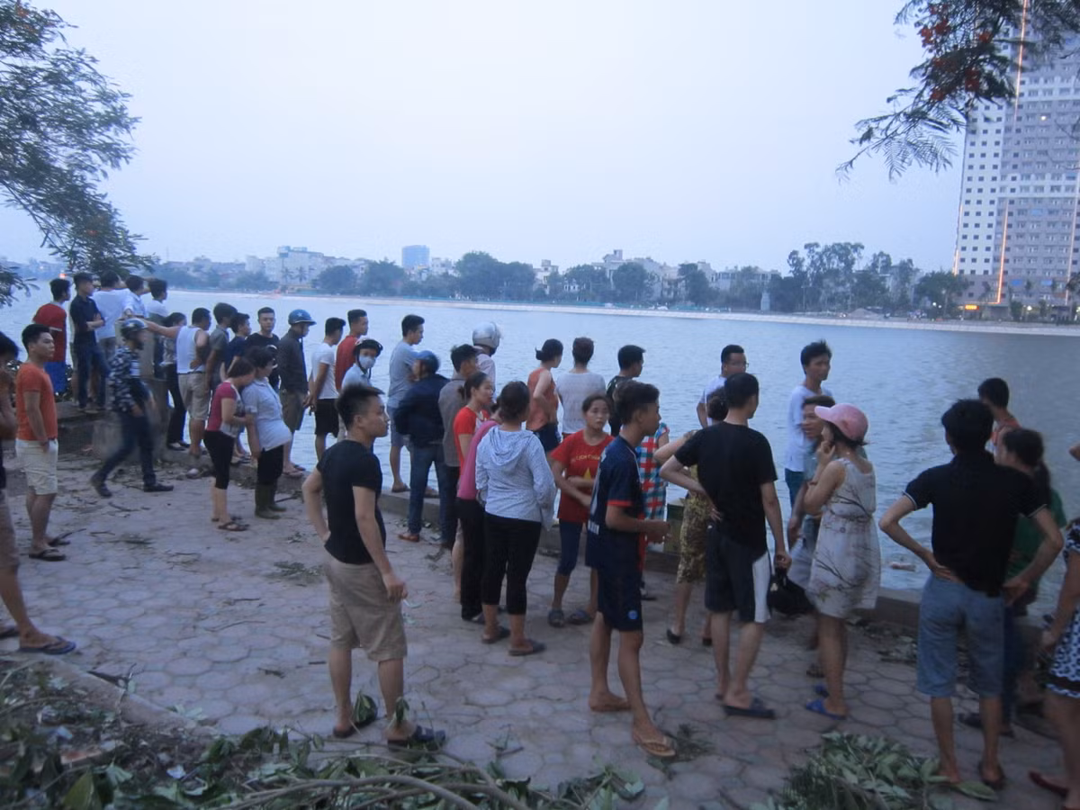 Phat hien xac dan ong noi tren ho Linh Dam-Hinh-2