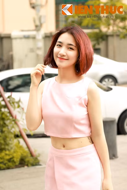 Hòa Minzy xuất thân trong một gia đình thuần nông, đông con. Tuổi thơ của cô ca sĩ này là những tháng năm nhọc nhằn, cơ cực. Tuy nhiên, vì là con gái thứ tư trong gia đình nên Hòa Minzy được cha mẹ và anh chị em hết lòng yêu thương.