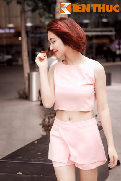 Nữ ca sĩ được bạn bè biết đến là cô bé đầy cá tính, thông minh, học giỏi và đặc biệt có biệt tài ca hát nức tiếng. Ngoài thời gian đi học, Hòa Minzy thường xuyên tham gia các chương trình văn nghệ ở trường và địa phương.