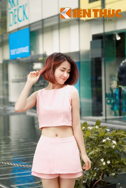 Năm Hòa Minzy học lớp 11, nhận thấy khả năng và niềm đam mê của con gái, cha mẹ Hòa Minzy đã cho cô theo học trường Cao đẳng Nghệ thuật Hà Nội. Ngoài thời gian đi học, Hòa Minzy thường đi hát cho các quán cà phê, tụ điểm ca hát về đêm ở Hà Nội.