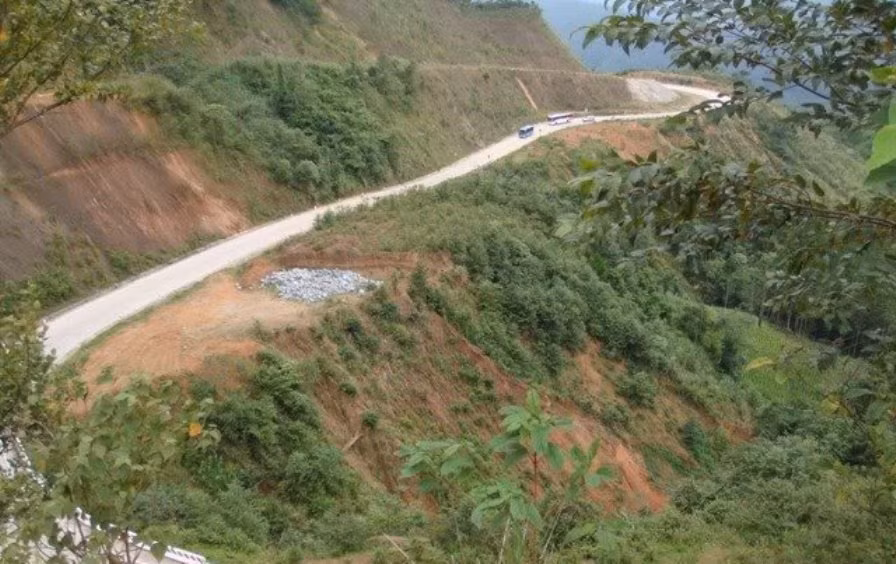 Tam giu hinh su tai xe xe khach lao xuong vuc o Quang Nam