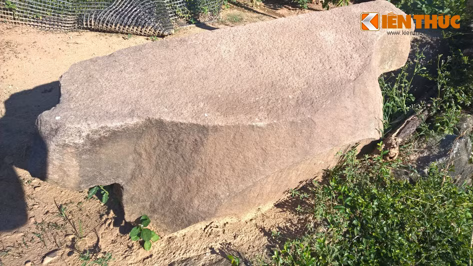 Qua nghiên cứu của các nhà khảo cổ học, dấu tích Chăm Triền Tranh là một khu tập giảng kinh sách Chăm lớn nhất của người Chăm lần đầu tiên phát hiện tại Quảng Nam.