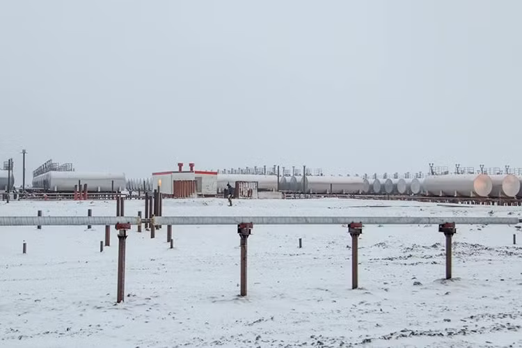 Các đường ống dẫn dầu cũng như khí đốt tại căn cứ "The Shamrock" đều được đặt cách xa mặt đất nhằm bảo vệ chúng trước sự khắc nghiệt của vùng đất quanh năm là băng tuyết này.