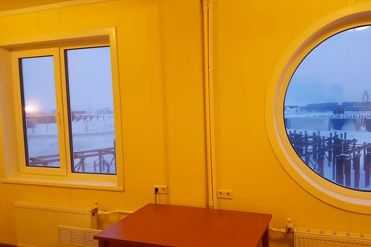 Mọi căn phòng đây đều có ít nhất hai cửa sổ.