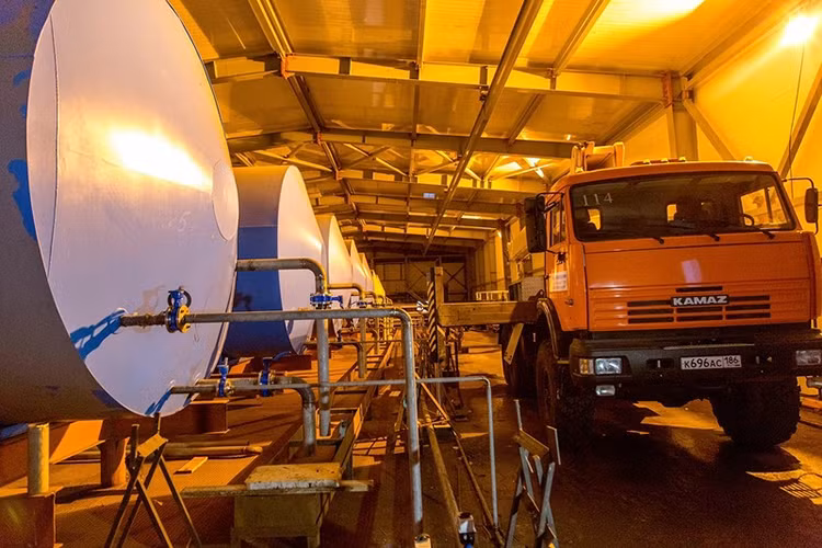 Bên trong một trạm chứa nhiên liệu đang được hoàn thiện của "The Shamrock".