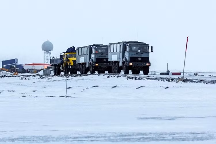 Hàng ngày đoàn xe chở công nhân và binh sĩ vẫn ra vào đều đặn ở căn cứ quân sự này.