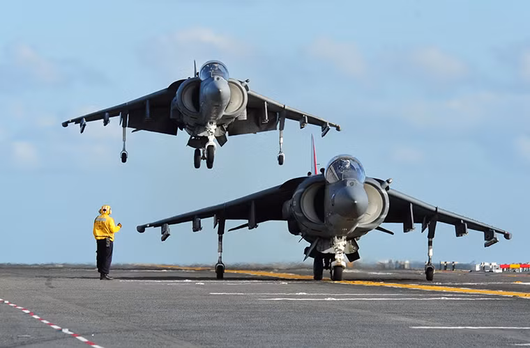 Tốc độ bay tối đa của AV-8B Harrier II khoảng 1.083 km/h với tầm hoạt động 2.200km không cần tiếp nhiên liệu.