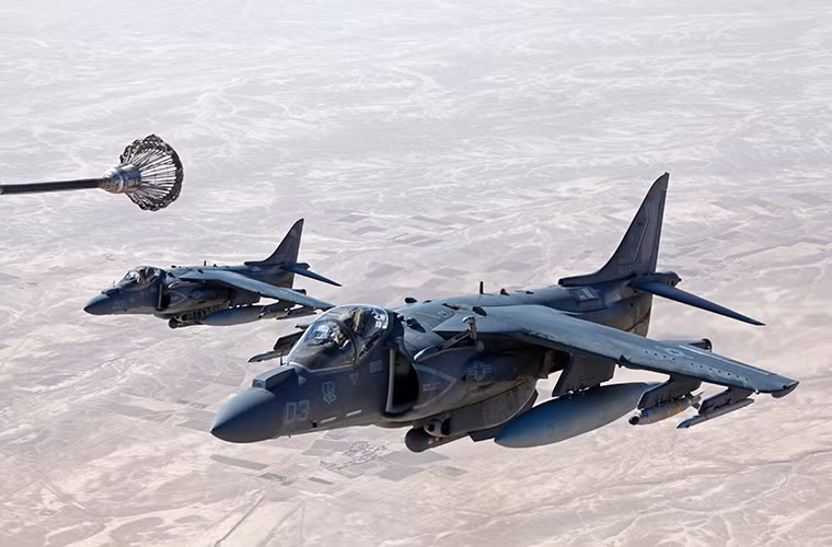 Do hầu hết đều phục vụ trên các tàu sân bay nên AV-8B Harrier II được thiết kế để có thể tiếp nhiên liệu trên không. Nó có trọng lượng cất cánh tối đa khi cất cánh với đường băng là 14 tấn tuy nhiên con số này cất cánh thẳng đứng chỉ hơn 9,4 tấn. Điều này cho thấy nhiều mặt hạn chế của AV-8B Harrier II, tuy nhiên nó vẫn là sự lựa chọn không thể thay thế của lực lượng Lính thủy Đánh bộ Mỹ hiện tại.