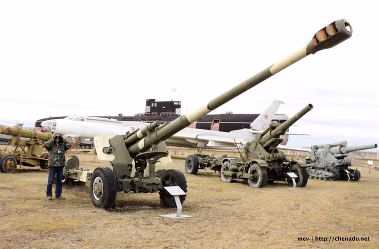 2A65 Msta-B được Cục thiết kế Titan của Liên Xô phát triển từ năm 1976 đến 1986 trước khi được chọn làm mẫu pháo tiêu chuẩn cho các đơn vị pháo binh Liên Xô và sau này là Nga.