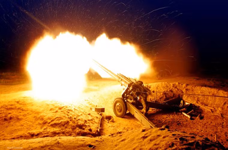 Về mặt thiết kế 2A65 Msta-B có hình dáng tương tự như các dòng pháo kéo từng được Liên Xô chế tạo, với nòng pháo 152mm được lắp loa giảm giật ba khoang và cơ chế nạp đạn pháo bán tự động với đầu đạn và liều phóng nạp riêng rẽ, thiết bị giảm giật thủy lực và bộ phận làm mát bằng chất lỏng cho thiết bị giảm giật.