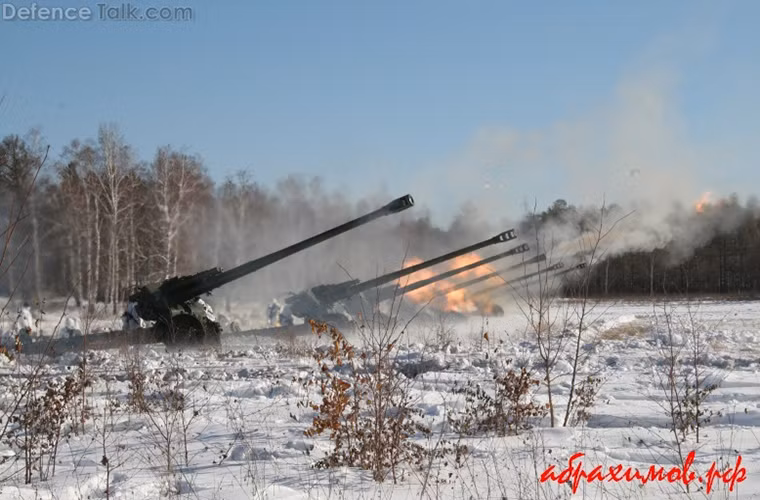 Pháo kéo 2A65 "Msta-B" 152mm được trên khung bệ bánh lốp cùng với hai càng pháo, khi càng pháo được hạ xuống thì một trụ thủy lực dưới bệ pháo sẽ được nâng lên giúp giữ ổn định toàn bộ khung thân pháo khi khai hỏa.