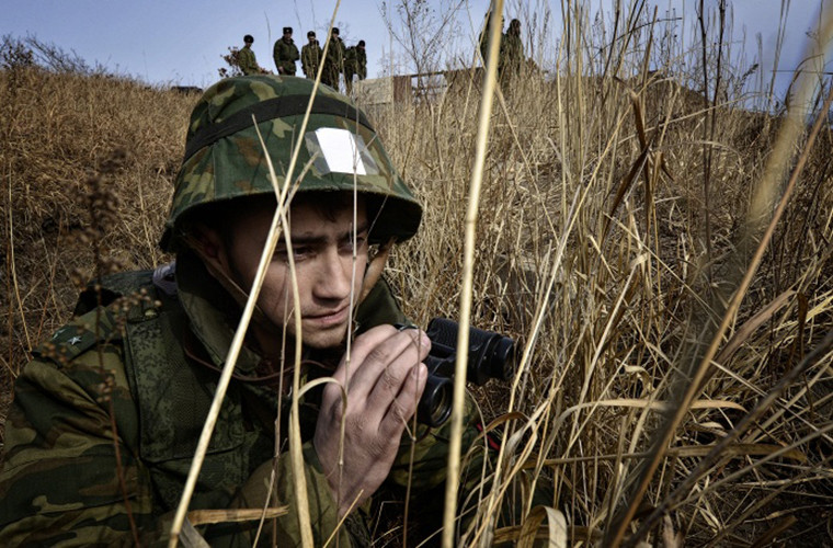 Trong ảnh là một đơn vị pháo binh của Hải quân Đánh bộ Nga thuộc Hạm đội Thái Bình Dương diễn tập với pháo tự hành Gvozdika 122mm.