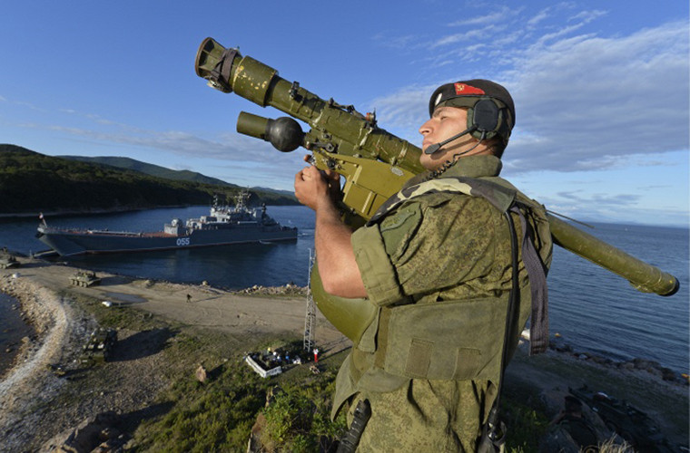 Hình ảnh lính thủy đánh bộ Nga với tổ hợp tên lửa phòng không vác vai 9K38 Igla.