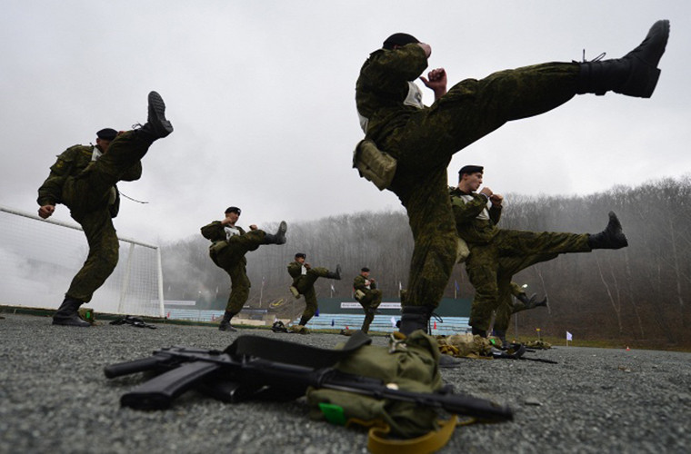 Các binh sĩ Hải quân Đánh bộ Nga biểu diễn trong ngày truyền thống của Hải quân Nga.