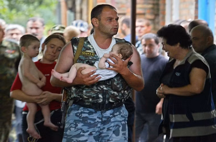 Đây là một trong những số bức ảnh nổi tiếng về Spetsnaz ghi lại khoảng khắc một lính đặc nhiệm Spetsnaz cứu một em bé khỏi bàn tay của những kẻ khủng bố tại một trường học thuộc thị trấn Beslan của Nga vào năm 2004. Đây là vụ khủng bố gây chấn động nước Nga vào thời điểm đó khi các tay súng cực đoan bắt tới hơn 1.100 người làm con tin.