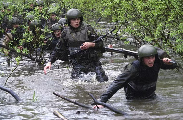 Trong các khóa huấn luyện tân binh ban đầu, thành viên của Spetsnaz phải hành quân ít nhất 12km với đầy đủ trang bị trong nhiều loại địa hình khác nhau.