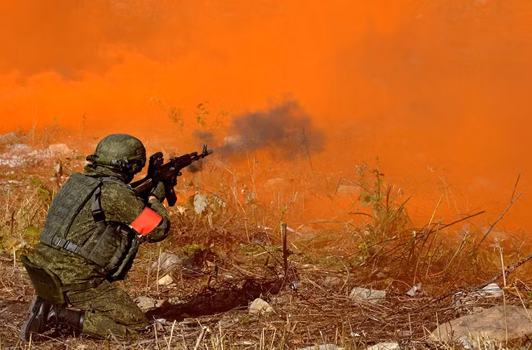 Sau đó họ sẽ được làm quen với việc sử dụng tất cả các loại vũ khí có trong trang bị của Quân đội Nga.