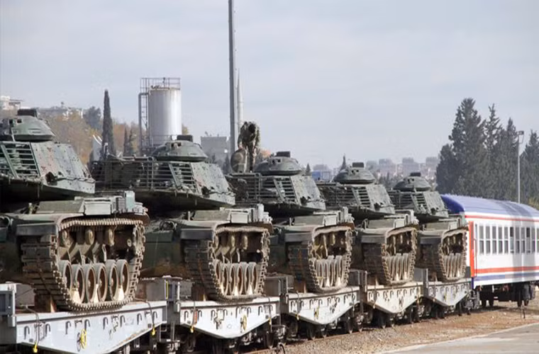 Ngoài việc điều 20 xe tăng Sabra tới biên giới với Syria, Không quân Thổ Nhĩ Kỳ đã gửi thêm 18 tiêm kích F-16 tới khu vực biên giới giáp với Syria để thực hiện nhiệm vụ tuần tra. Trong ảnh là lô xe tăng Sabra của Quân đội Thổ Nhĩ Kỳ vừa được chuyển đến Gaziantep.