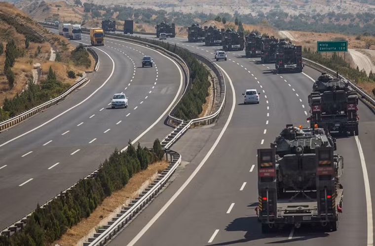 Một số nguồn tin quân sự của Thổ Nhĩ Kỳ tiết lộ cho biết, những chiếc xe tăng Sabra trên được lực lượng cảnh sát và hiến binh của nước này hộ tống bằng đường sắt từ miền Tây Thổ Nhĩ Kỳ đến Gaziantep sau đó vận chuyện bằng xe đặc chủng đến khu vực biên giới.