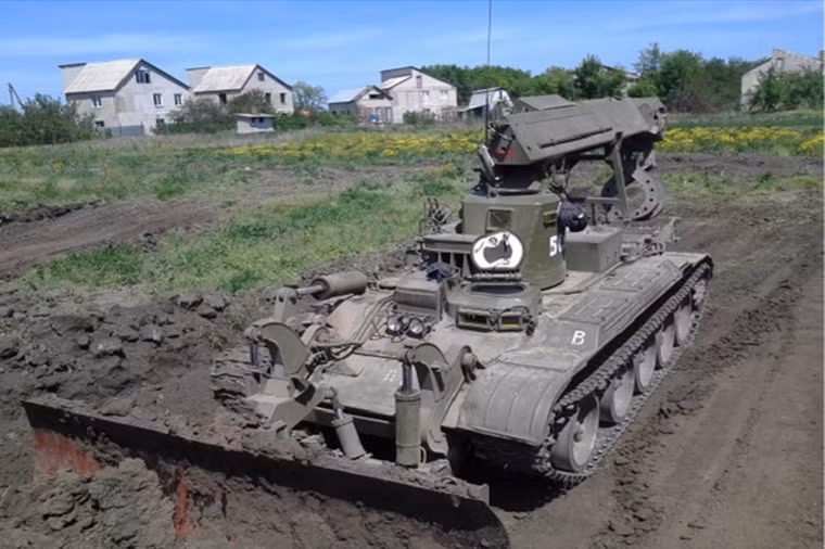 Xe công binh IMR-2 được vận hành chỉ với hai binh sĩ và có thể sống độc lập trong carbin xe trong vòng 3 ngày trước các loại vũ khí sinh hóa học. Họ cũng có khả năng sống sót cao hơn so với thế hệ IMR nhờ khung gầm xe tăng T-72 dùng kiểu giáp composite tốt hơn.