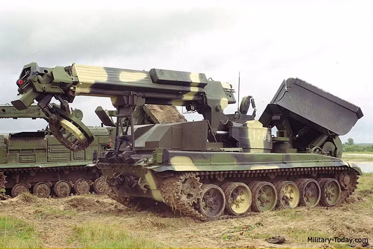 Do có vai trò đặc biệt trên chiến trường nên IMR-2 có khả năng hoạt động ở hầu hết mọi loại địa hình lẫn môi trường khác nhau, kể cả khi khu vực nó hoạt động bị nhiễm phóng xạ và vũ khí hóa học.